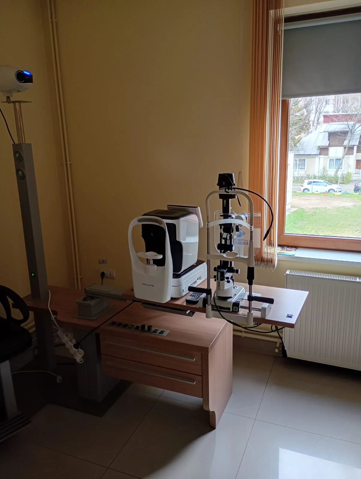 Cabinet optometrie Starclinic cu aparatură pentru examinarea vederii